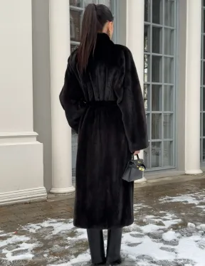 Шуба из аукционного меха норки SAGA FURS в натуральном коричневом цвете