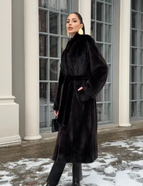 Шуба из аукционного меха норки SAGA FURS в натуральном коричневом цвете