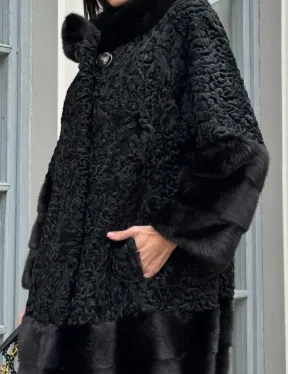 Черная шуба из меха каракульчи с отделкой из меха норки