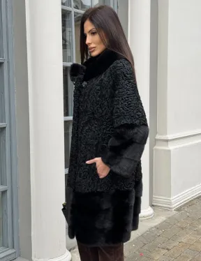 Черная шуба из меха каракульчи с отделкой из меха норки