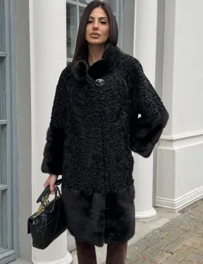 Черная шуба из меха каракульчи с отделкой из меха норки