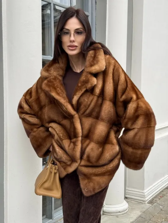 Короткая шуба с эффектным английским воротником в золотистом цвете