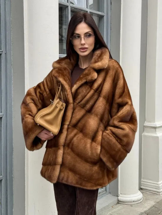 Короткая шуба с эффектным английским воротником в золотистом цвете