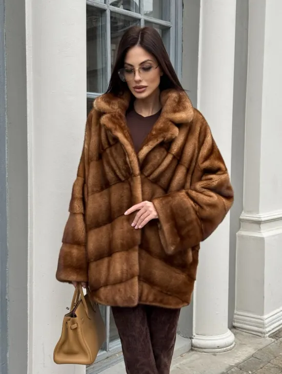 Короткая шуба с эффектным английским воротником в золотистом цвете