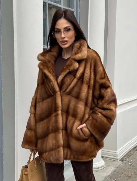 Короткая шуба с эффектным английским воротником в золотистом цвете