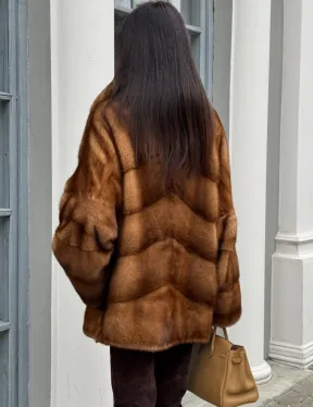 Короткая шуба с эффектным английским воротником в золотистом цвете