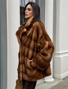 Короткая шуба с эффектным английским воротником в золотистом цвете