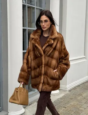 Короткая шуба с эффектным английским воротником в золотистом цвете
