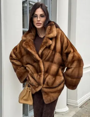 Короткая шуба с эффектным английским воротником в золотистом цвете