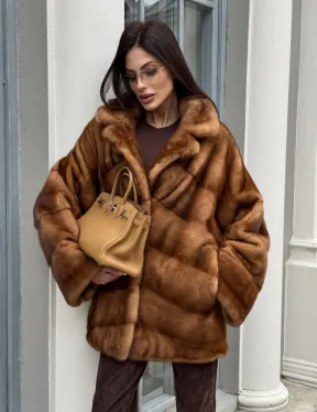 Короткая шуба с эффектным английским воротником в золотистом цвете