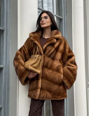 Короткая шуба с эффектным английским воротником в золотистом цвете