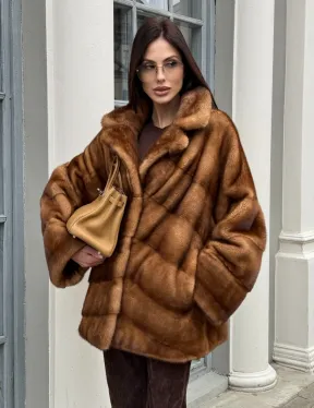Короткая шуба с эффектным английским воротником в золотистом цвете