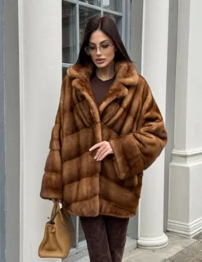 Короткая шуба с эффектным английским воротником в золотистом цвете