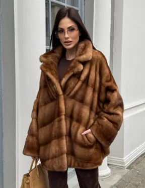 Короткая шуба с эффектным английским воротником в золотистом цвете