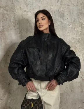Черный женский бомбер из плетеной натуральной кожи