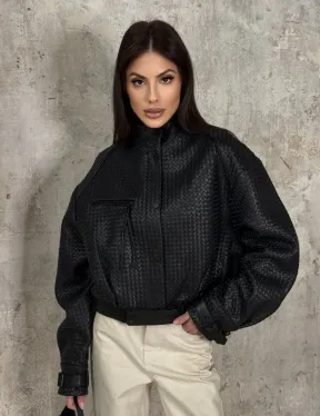 Черный женский бомбер из плетеной натуральной кожи