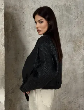 Черный женский бомбер из плетеной натуральной кожи