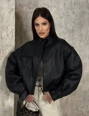 Черный женский бомбер из плетеной натуральной кожи