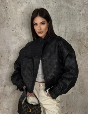 Черный женский бомбер из плетеной натуральной кожи