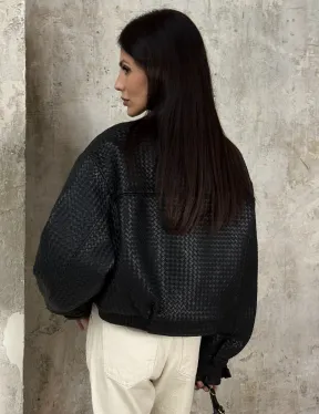 Черный женский бомбер из плетеной натуральной кожи