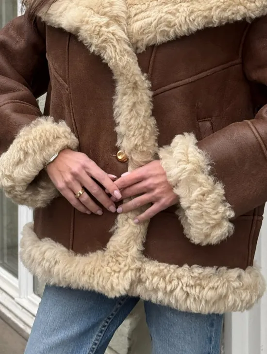 Коричневая женская дубленка с воротником «Челси» из овчины тиградо