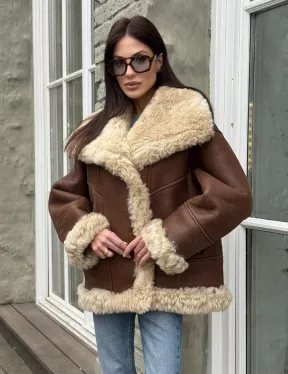 Коричневая женская дубленка с воротником «Челси» из овчины тиградо
