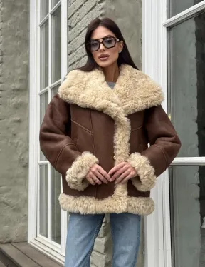 Коричневая женская дубленка с воротником «Челси» из овчины тиградо