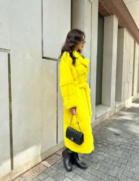 Шуба из меха норки в лимонном цвете