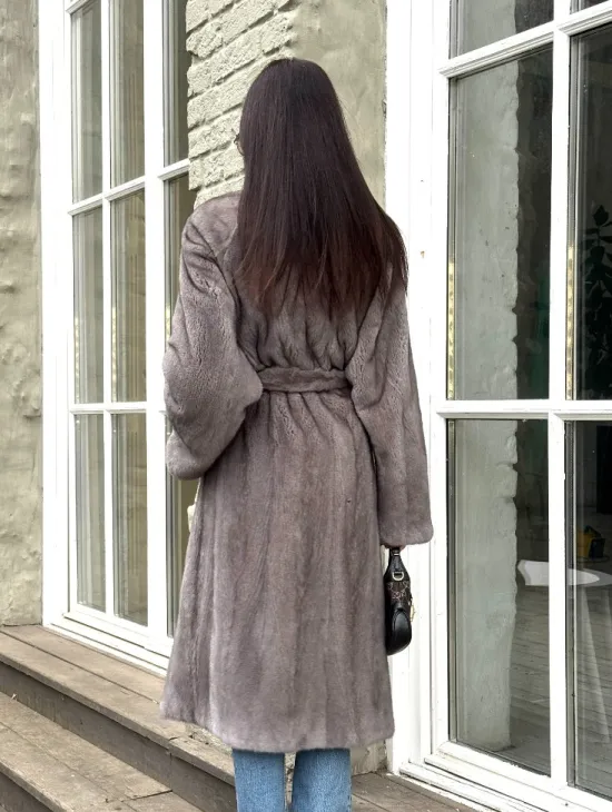 Шуба из скандинавской норки «Грей»  с V-образным воротником и внутренней резинкой на талии