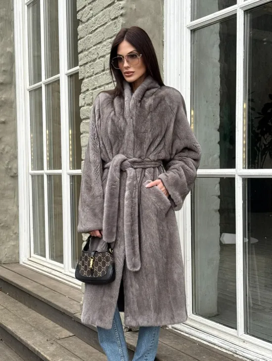 Шуба из скандинавской норки «Грей»  с V-образным воротником и внутренней резинкой на талии