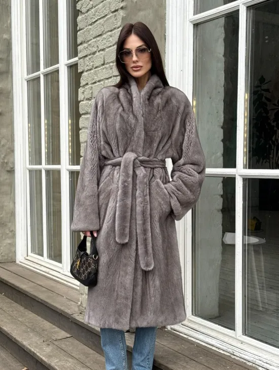Шуба из скандинавской норки «Грей»  с V-образным воротником и внутренней резинкой на талии