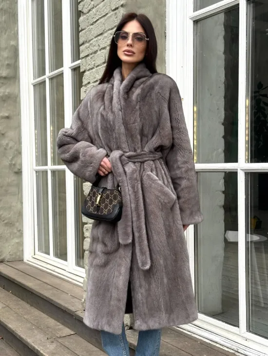 Шуба из скандинавской норки «Грей»  с V-образным воротником и внутренней резинкой на талии