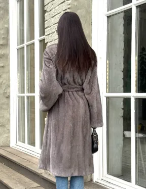 Шуба из скандинавской норки «Грей»  с V-образным воротником и внутренней резинкой на талии