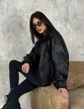 Черная бомбер-курточка «Оверсайз» из кожи Джумбо с двойным воротником и карманами