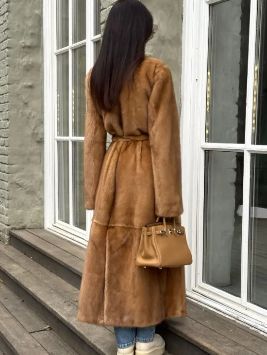 Шуба из норки «Gold» в классической выкладке с V-образным воротником и поясом