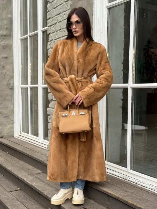 Шуба из норки «Gold» в классической выкладке с V-образным воротником и поясом