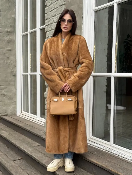 Шуба из норки «Gold» в классической выкладке с V-образным воротником и поясом