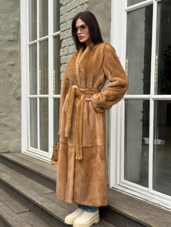 Шуба из норки «Gold» в классической выкладке с V-образным воротником и поясом