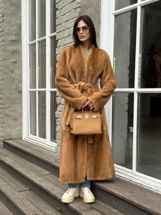 Шуба из норки «Gold» в классической выкладке с V-образным воротником и поясом