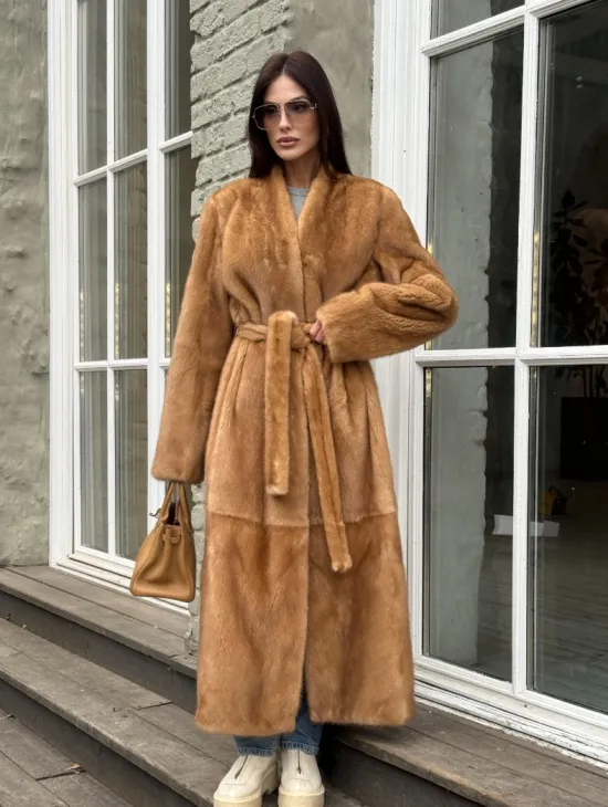 Шуба из норки «Gold» в классической выкладке с V-образным воротником и поясом