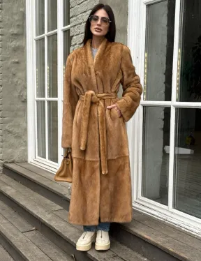 Шуба из норки «Gold» в классической выкладке с V-образным воротником и поясом