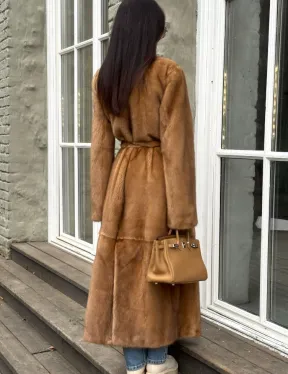 Шуба из норки «Gold» в классической выкладке с V-образным воротником и поясом