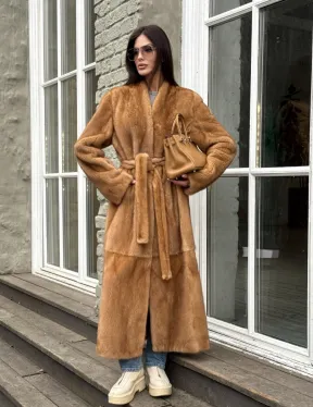 Шуба из норки «Gold» в классической выкладке с V-образным воротником и поясом