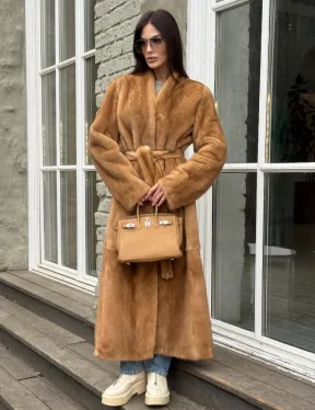 Шуба из норки «Gold» в классической выкладке с V-образным воротником и поясом