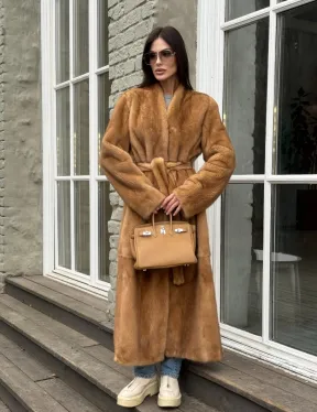 Шуба из норки «Gold» в классической выкладке с V-образным воротником и поясом