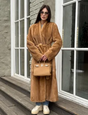 Шуба из норки «Gold» в классической выкладке с V-образным воротником и поясом