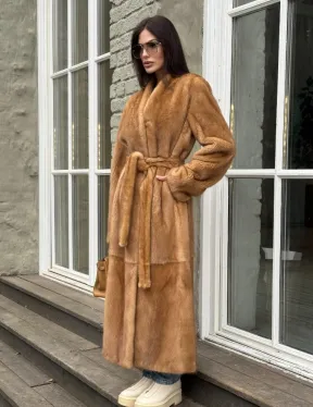 Шуба из норки «Gold» в классической выкладке с V-образным воротником и поясом