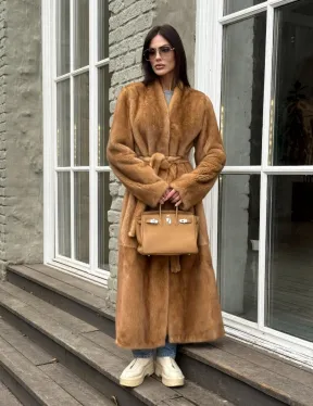 Шуба из норки «Gold» в классической выкладке с V-образным воротником и поясом