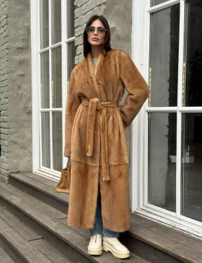 Шуба из норки «Gold» в классической выкладке с V-образным воротником и поясом