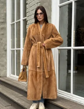 Шуба из норки «Gold» в классической выкладке с V-образным воротником и поясом